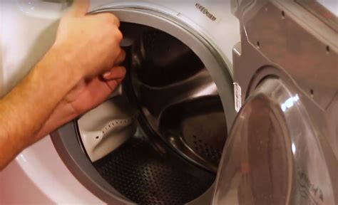 Que faire quand le hublot d'une machine à laver WHIRLPOOL 